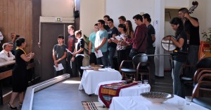 La chorale des élèves entonne le Chant des partisans. (photographie Région PACA-LEGTA Valabre)