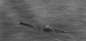 Le sous-marin Rubis, photographié ici le 23 août 1941. Il avait appareillé quelques jours plus tôt de Dundee pour son premier mouillage de mines britanniques devant le port norvégien d’Egersund. C’est durant cette mission qu’il fut gravement endommagé et dut rester stoppé près de vingt-neuf heures.