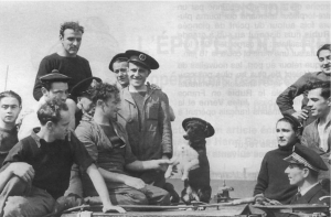 Une partie de l’équipage du Rubis, avec le chien Bacchus, mascotte du bord.
